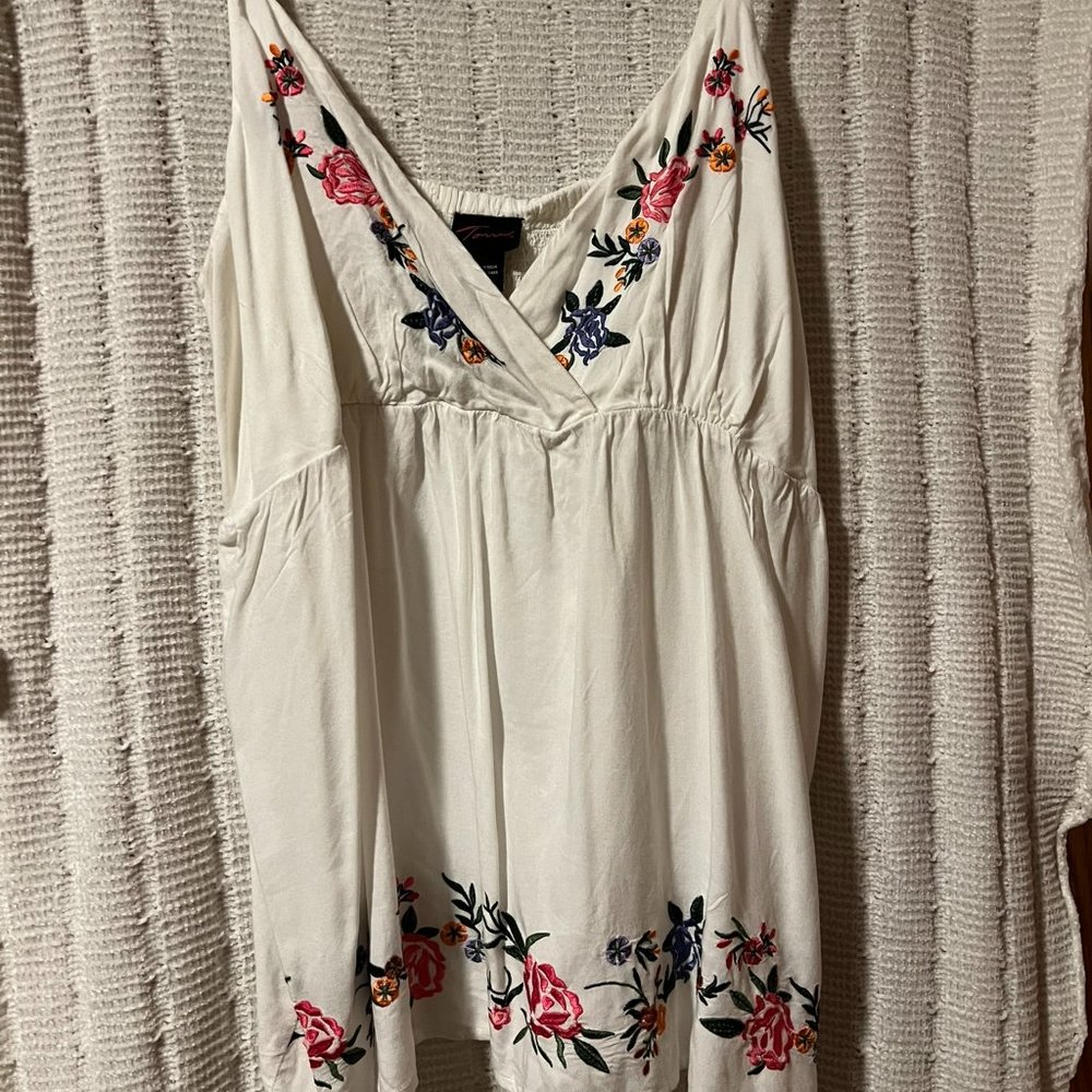 Torrid white, floral embroidered tank top